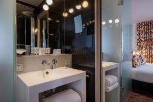 Classic Double Room room in Le 7 Eiffel Hotel