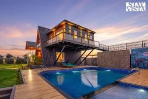 StayVista at Manbhav Farms with Pool, Lawn, Jacuzzi - Mohpa