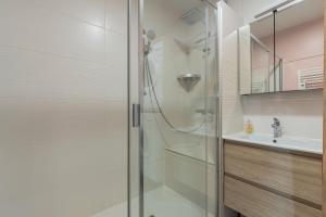 Appartements 2 BR apartment with parking, 5 minutes from Lille : photos des chambres