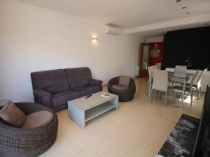 Casa Espaciosa en Grifeu cerca de la Playa - ES-228-144