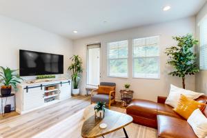 Plumeria Retreat - Modern, 3-story townhome with pool & patio - near downtown & the beach