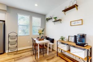 Plumeria Retreat - Modern, 3-story townhome with pool & patio - near downtown & the beach