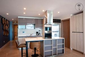 Stylish Apt. w Rooftop, Infinity Pool & Sea View