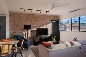 Cozy Apt. w Private Balcony & Great Lighting- Romanita 1