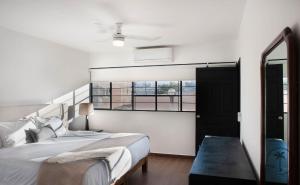 Cozy Apt. w Private Balcony & Great Lighting- Romanita 1