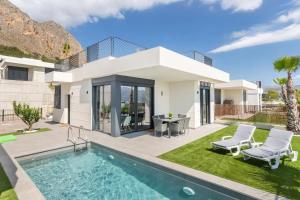 Casa con piscina climatizada y vistas al mar
