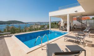 Ferienhaus mit Privatpool für 10 Personen in Rogoznica, Dalmatien