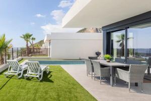 Casa con piscina climatizada y vistas al mar