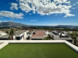 Casa con piscina climatizada y vistas al mar