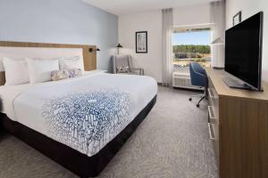 King Room - Non-Smoking room in La Quinta Inn & Suites by Wyndham Locust Grove