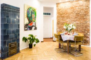 oompH Vintage 2BR Gem Steps from Politechnika