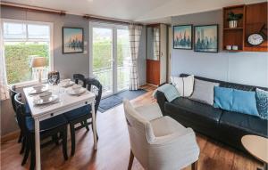 Stunning Home In Tzummarum With Wifi