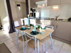 Appartements T1 Confortable a 2 Pas du Centre d'Annecy avec Parking et Terrasse - FR-1-432-44 : photos des chambres