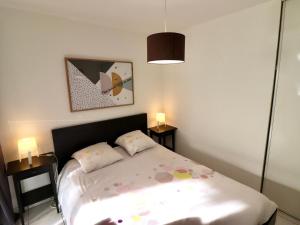 T1 Confortable Proche Centre avec Parking Privé - FR-1-432-44