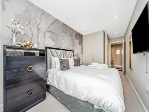 Pass the Keys Modern 2-BR Penthouse Oasis Ideal for Business Family and Group Retreats in Trendy Fulham
