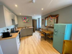 Beautiful Retro Flat above Pub.