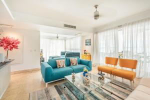 3BR apartment with beach access and ocean view