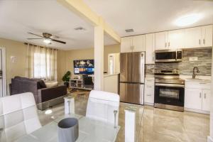 Relaxing 3 Bedroom House-Close to Beaches and Airport!