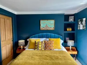 Stylish Retro Hotel Room above Pub - 谢普顿马利特