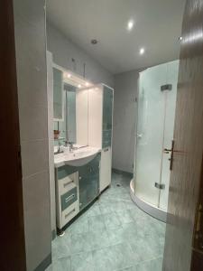 Two bedroom apartment in central with garage