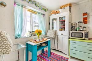 Oceanfront White Stone Cottage w Private Beach!
