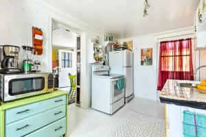 Oceanfront White Stone Cottage w Private Beach!