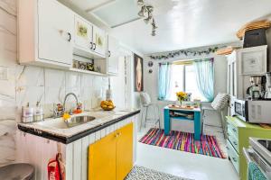 Oceanfront White Stone Cottage w Private Beach!