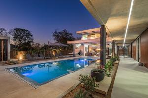 New 6 bd Modern Home Walk to Beach