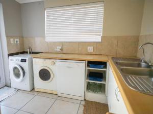 25 On Main Struisbaai