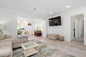 Coastal Vibes! Tropical heated pool home short drive to the beach