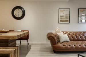 Exclusive Penthouse- 85 Inch Huge TV