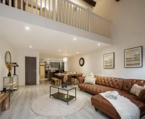 Exclusive Penthouse- 85 Inch Huge TV - 伊登