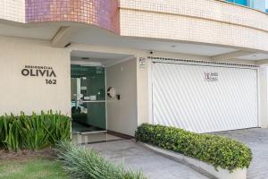 Apto c varanda a 160m da praia de Bombas COL102