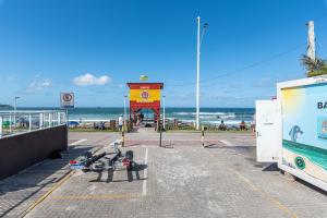 Apto c varanda a 160m da praia de Bombas COL102