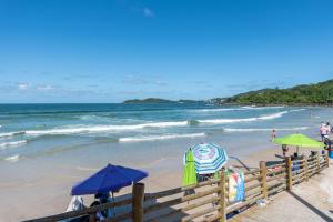 Apto c varanda a 160m da praia de Bombas COL102