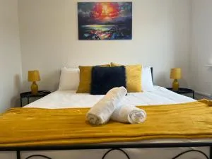 Village House St Mellons - Close to A48 and M4 - Marshfields