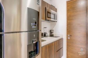 NEW! Adorable Midtown Studio, Pool, WiFi, Smart TV