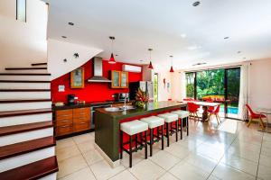 Private pool BBQ, Fast Wifi Alarm Close to Beach