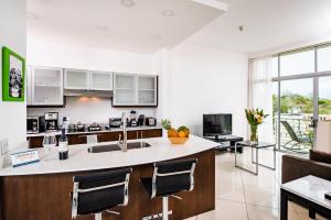 Pura Vida Penthouse w ocean and sunset views