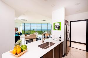 Pura Vida Penthouse w ocean and sunset views