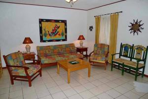 Centric, clean, safe, with pool & monkey visitors