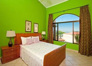 Beach Facing, large pool & guard in the town