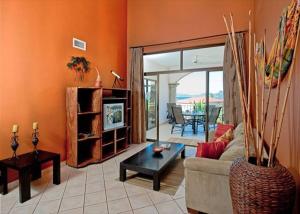 Beach Facing, large pool & guard in the town