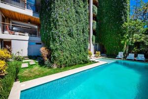 Spacious & serene with partial ocean & jungle view