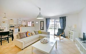Maisons de vacances Nice Home In Bordezac With Outdoor Swimming Pool : photos des chambres