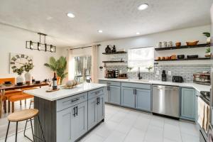 9 Mi to Camelback! Home with Hot Tub and Fire Pit