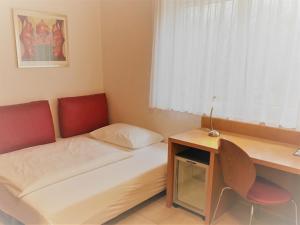 Budget Twin Room room in City Hotel Albrecht