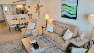 512 - Oceanfront top floor corner 2 bedroom