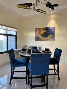 2 bed bungalow en-suite, with pool & gym