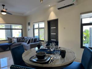 2 bed bungalow en-suite, with pool & gym